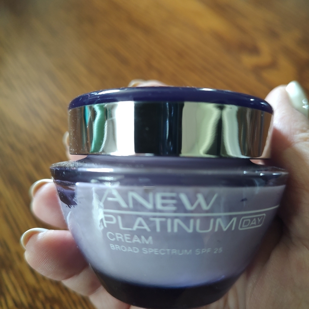 Avon Anew Platinum Day Cream Broad Spectrum SPF 25 - 1.7oz